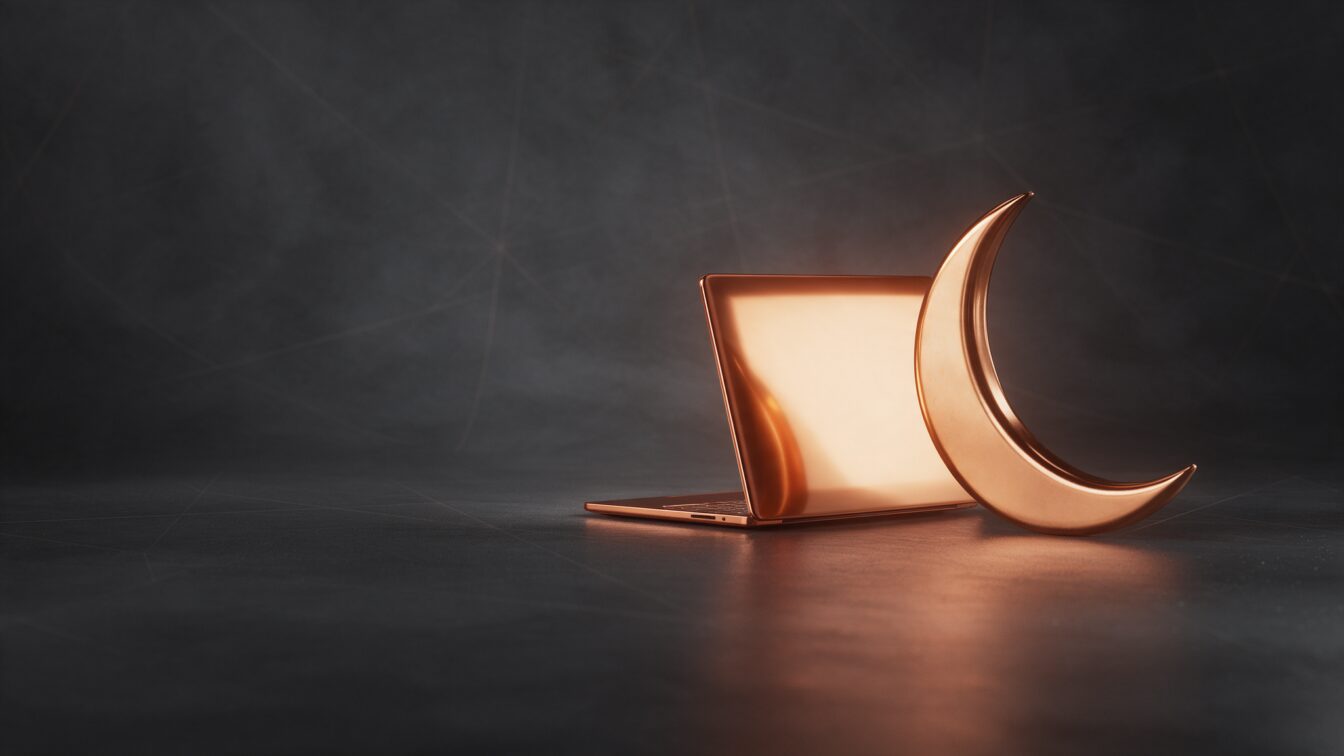 Notebook de cobre com a tela iluminada em âmbar ao lado de uma lua crescente de cobre, representando o site que atende o cliente fora do horário comercial